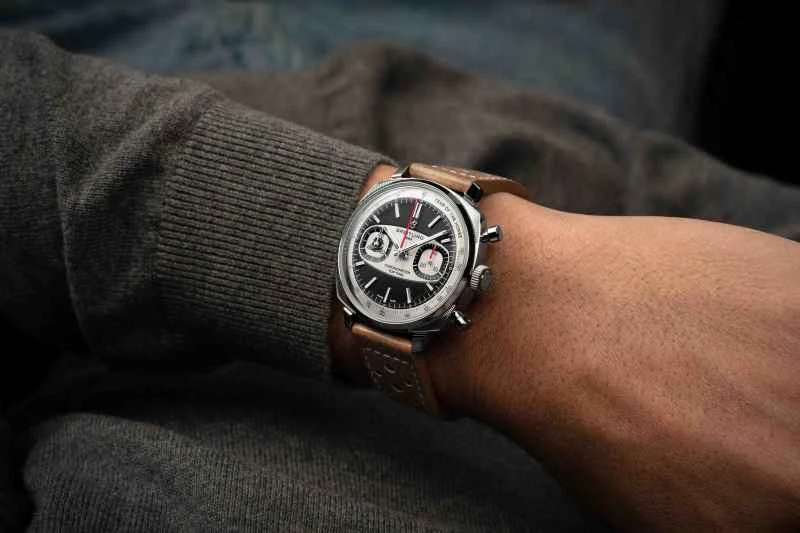 09_百年灵Top Time B01计时腕表赤影黑骑限量版佩戴图.jpg