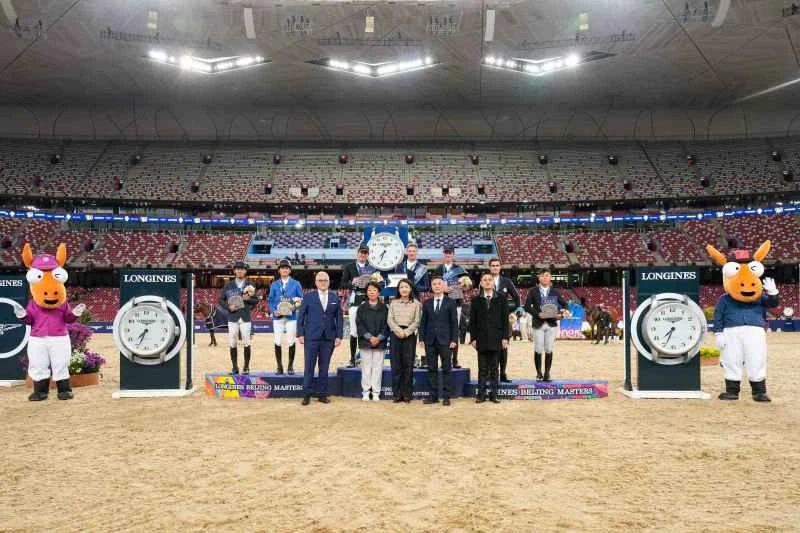 【现场图】“浪琴表大奖赛”颁奖仪式 - 浪琴表中国区市场总监，马斯佳女士等嘉宾与获奖骑手合影.jpg