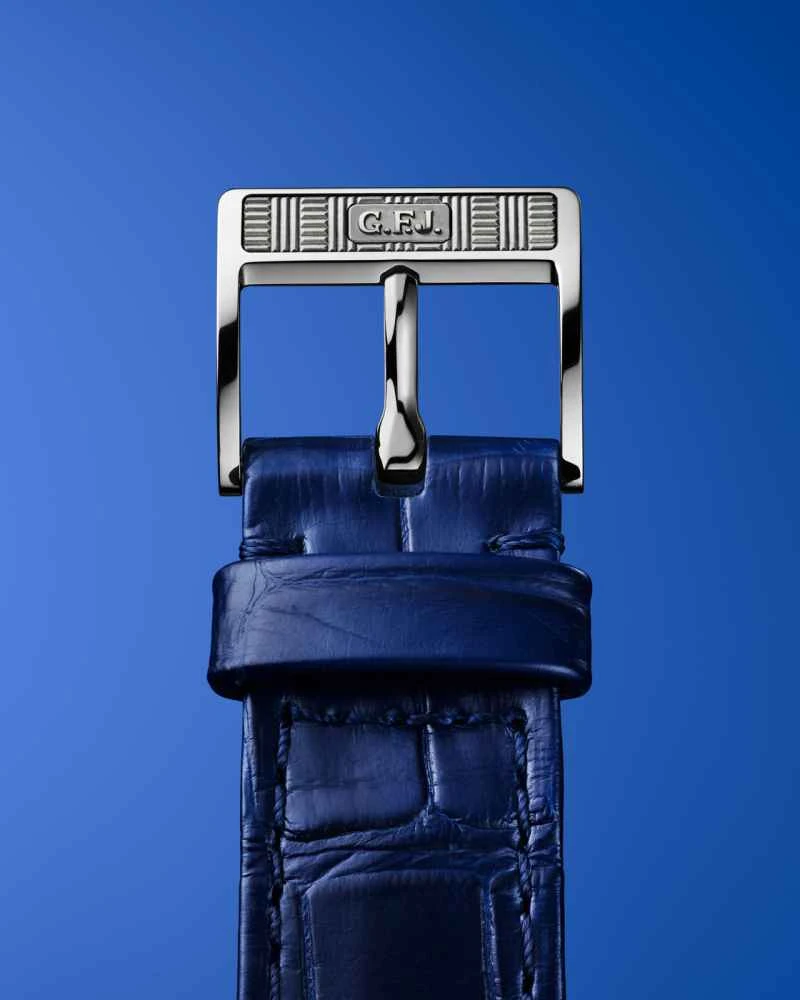 ZENITH真力时G.F.J.创始人系列腕表160周年典藏版的铂金针扣镌刻以“G.F.J. ”姓名首字母缩写，灵感源自品牌表厂外墙图案_1.jpg