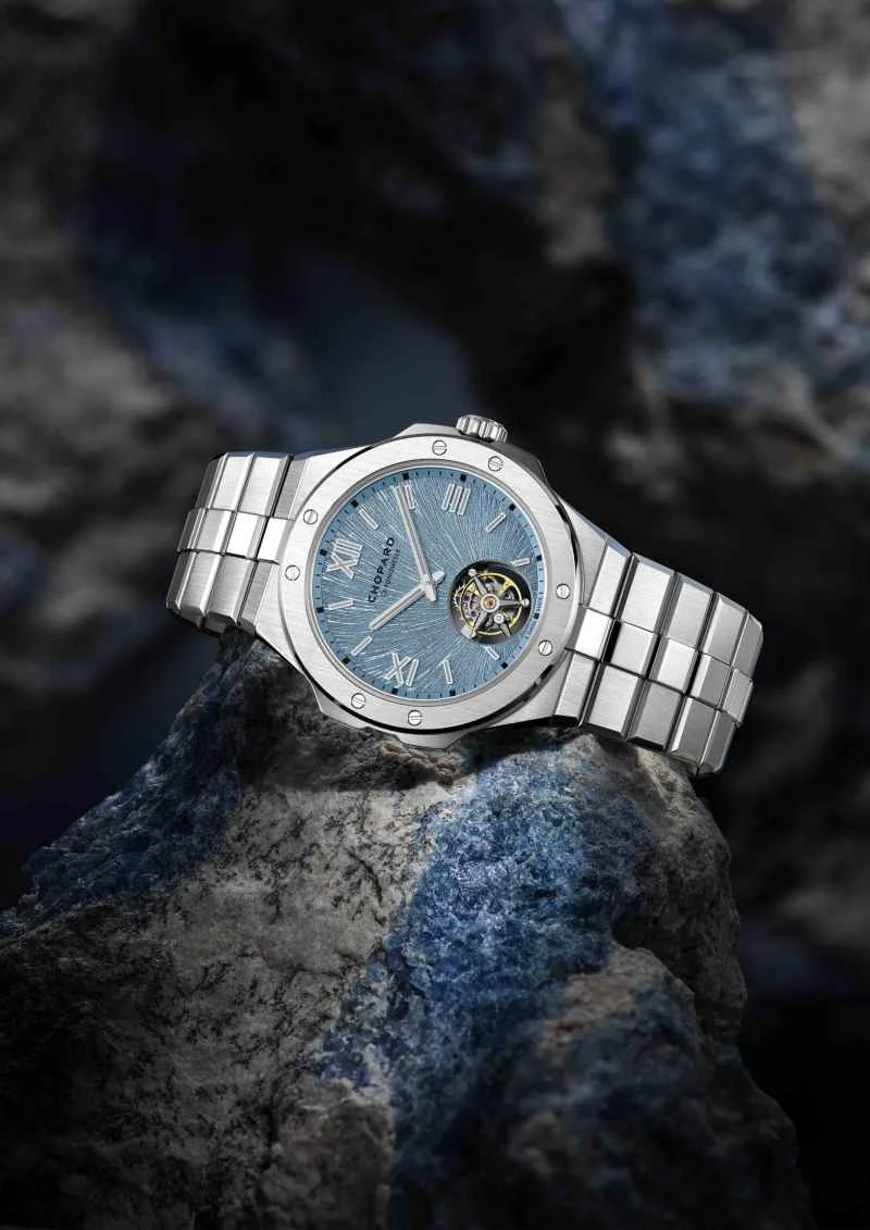 ショパールのアルパイン イーグル ウォッチ – 文字盤に鷲の虹彩が映し出され、自然の力を体現した鮮やかなタペストリーです。