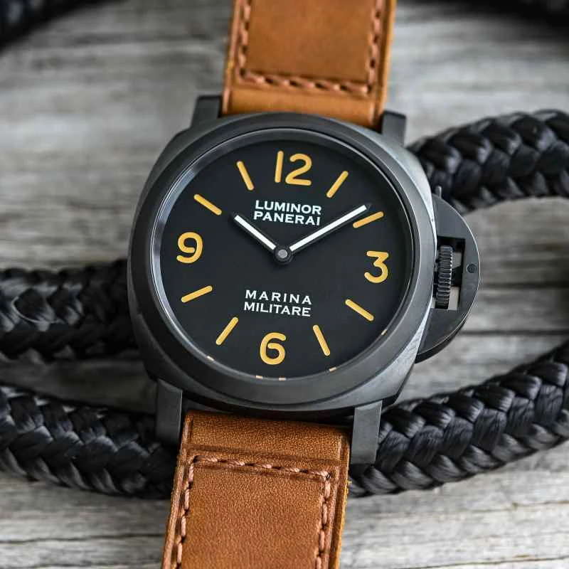 新しいパネライ ルミノール マリーナ ミリターレ PAM05218 復刻版時計は、1993 年のクラシックな時計に敬意を表しています。