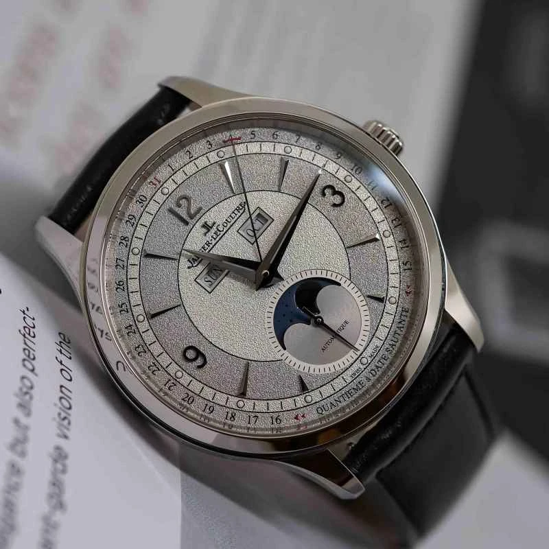 ジャガー・ルクルトの新しいマスターコレクション: ヴィンテージのツートンの扇形文字盤とモダンな木目模様の表面の完璧な融合。