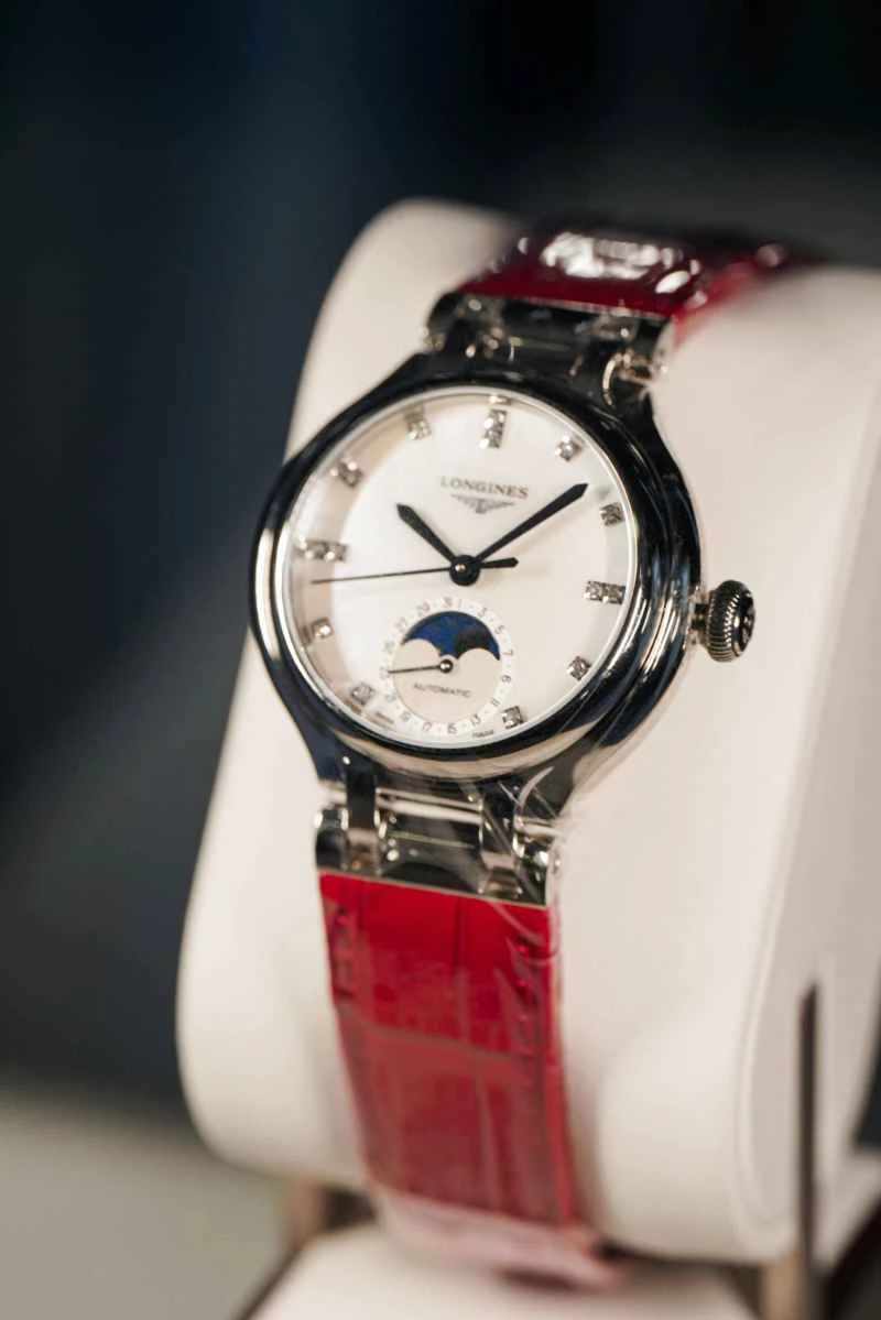 【产品图】快闪空间陈列浪琴表全新心月系列星辰腕表 - 2.jpg