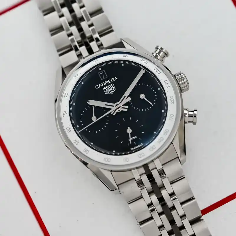 タグ・ホイヤーと藤原ヒロシの限定コラボウォッチ第3弾：ミニマルなブラックとホワイト、稲妻が再登場。