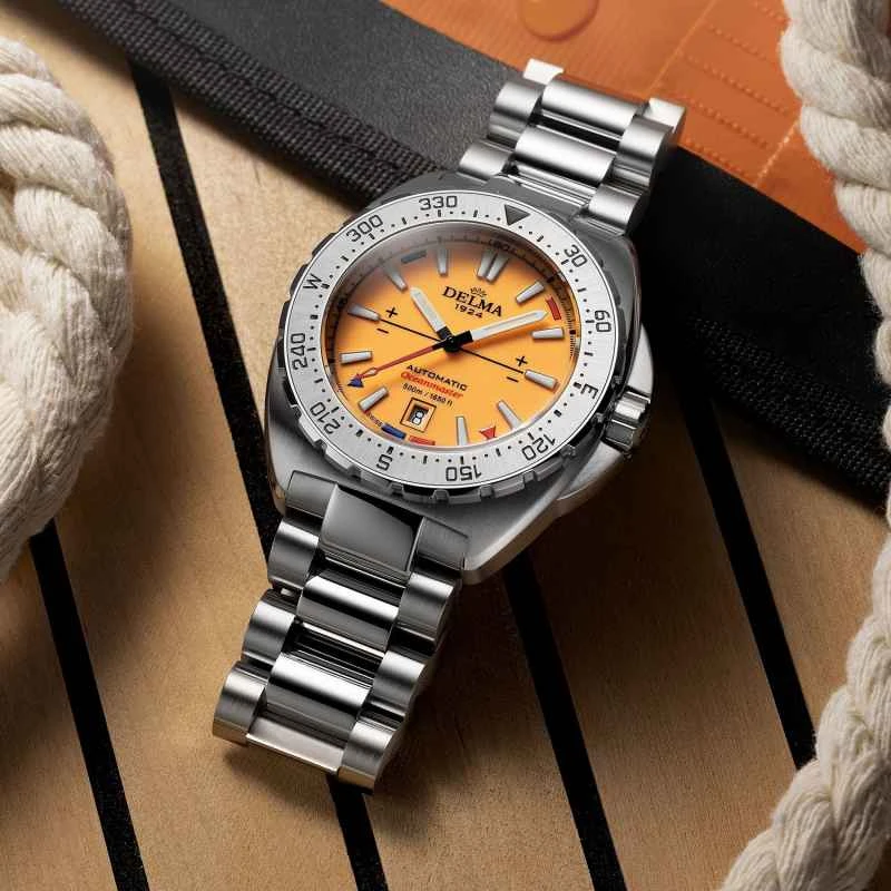 新しいデルマ オーシャンマスター ルミは、鮮やかな全面発光文字盤を備えています。