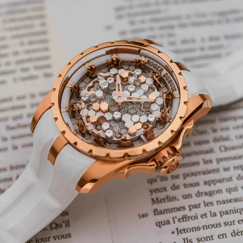 魔法、騎士、水晶宮: ロジェ・デュブイの時計の文字盤上でミニチュア中世の伝説が展開されます。