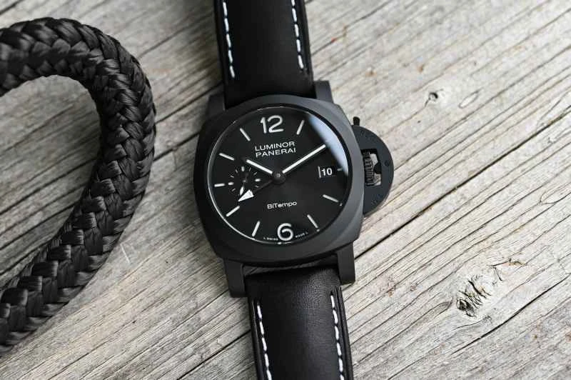 ルミノ PAM01460 は、パネライ初の 40mm セラミック ウォッチとなりました。