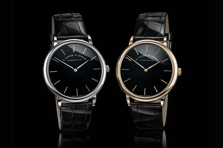 ランゲ＆ゾーネ サクソニア・フラミンゴ ハニーゴールド＆プラチナ限定モデル：オニキス文字盤が純粋な美しさを体現