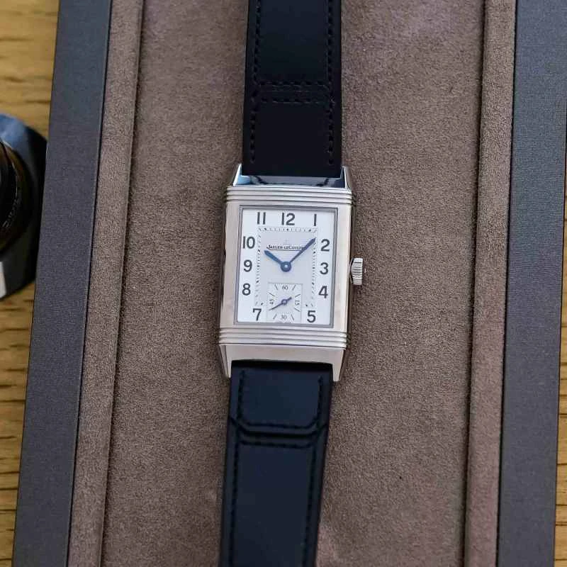 日常生活にエレガントに溶け込むジャガー・ルクルト レベルソ クラシック モノフェイス スモールセコンド ウォッチ。