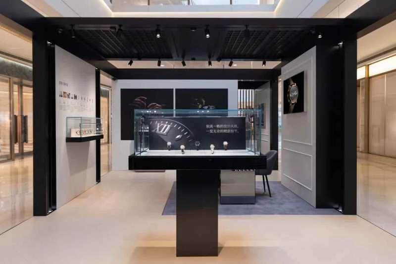 朗格限时精品店陈列了数十款臻稀腕表作品.jpg