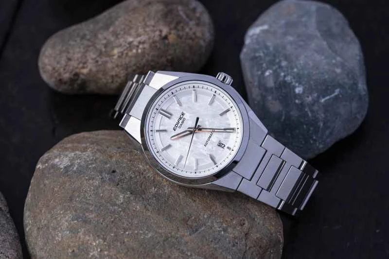 カシオ初の機械式時計は買う価値があるのか​​？