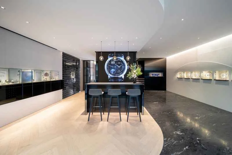 朗格上海旗舰店一层以不同展品与陈列全面展现品牌历史与制表艺术_图1.jpg