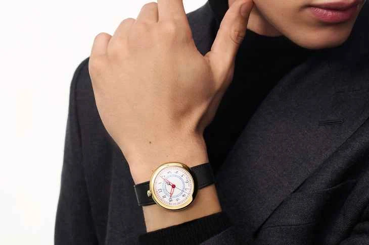 1988年に発表されたLV初のウォッチの伝説的なスタイルを再現した限定版のLOUIS VUITTON モントレー ウォッチ。