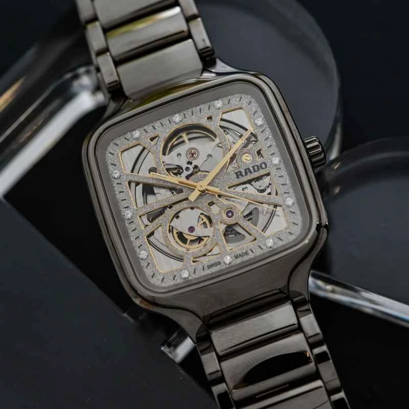 ラドー トゥルー スクエア ハッピー ウォッチは、ハイテク セラミックとダイヤモンドの融合を体現しています。