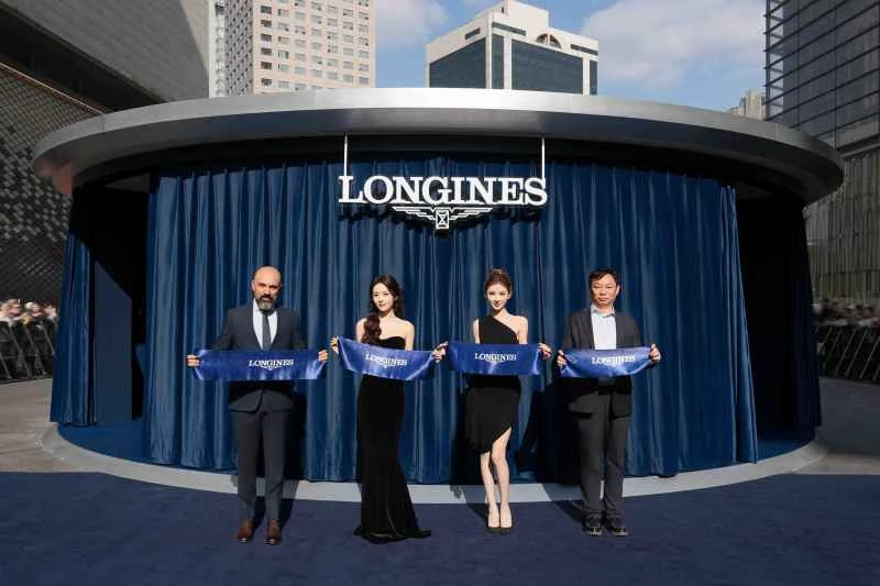 【明星图】浪琴表全球总裁Patrick Aoun先生（左一）、携手演员蔡文静（左二）、演员张予曦（右二）共同为快闪空间揭幕.jpg