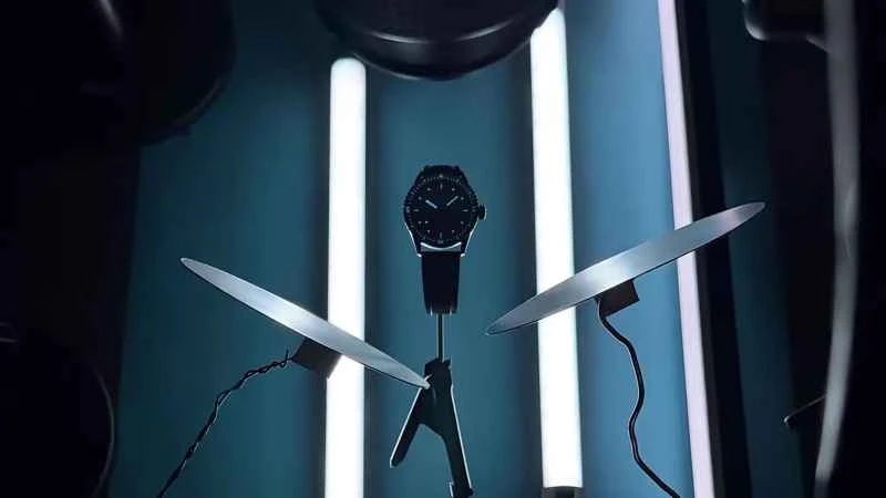 フィフティ ファゾムス ディープシーシリーズの新作ブルーセラミックウォッチが明るく輝きます。