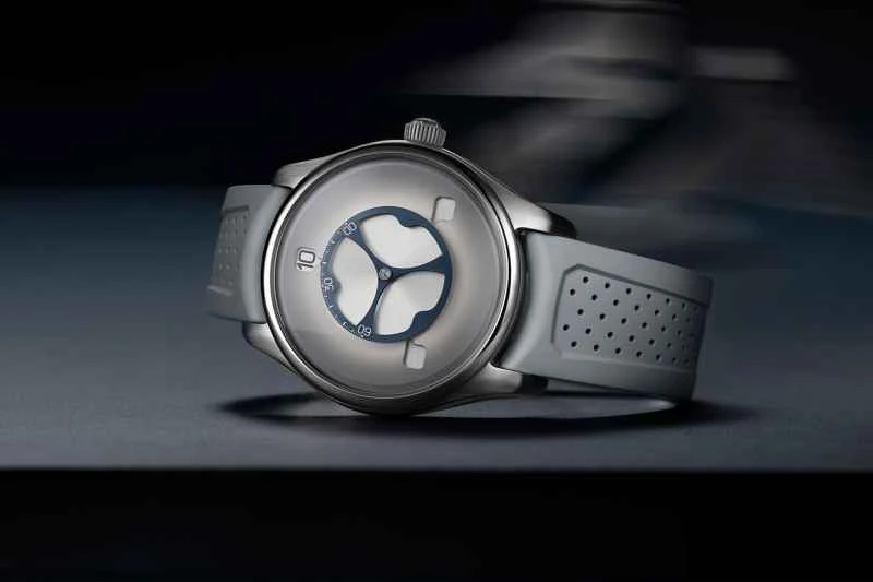 新しい H. Moser & Cie. Blazer Pilot Hour ウォッチは多用途で、エレガントでありながらダイナミックでもあります。