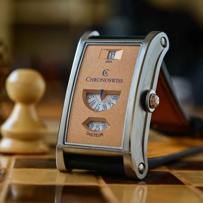 新しいクロノスイス ネオ デジチュールは、ブランドのクラシックなジャンピングアワー クロノグラフへの回帰です。