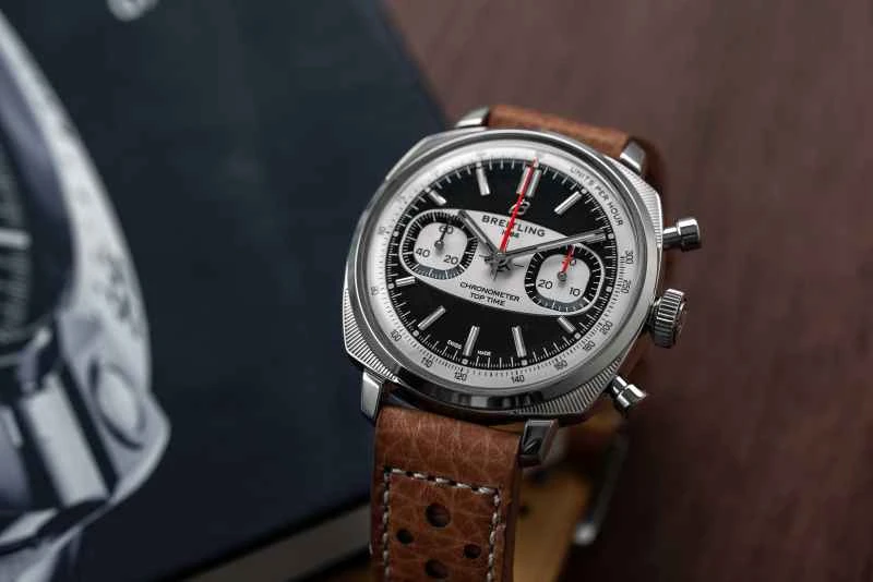 「シンプルなコラボレーション」から「レトロなエッセンス」まで：ブライトリングの新作トップタイムコレクションには、いくつのレーシングストーリーが隠されているのでしょうか？