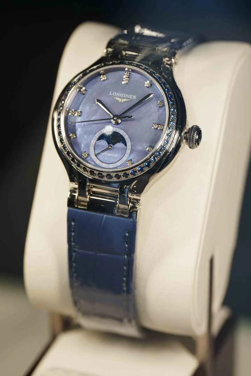 【产品图】快闪空间陈列浪琴表全新心月系列星辰腕表 - 1.jpg