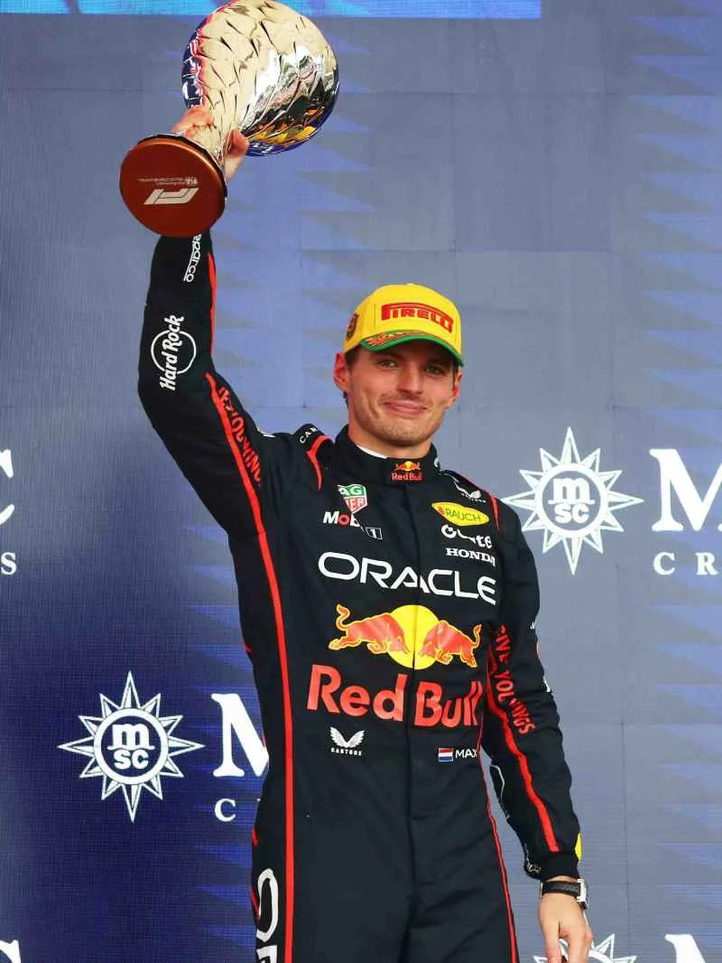 驚異の逆転劇！フェルスタッペンはピットレーンからスタートし、表彰台へ登り詰める。タグ・ホイヤーは、この伝説の瞬間を正確なタイミングで目撃した。