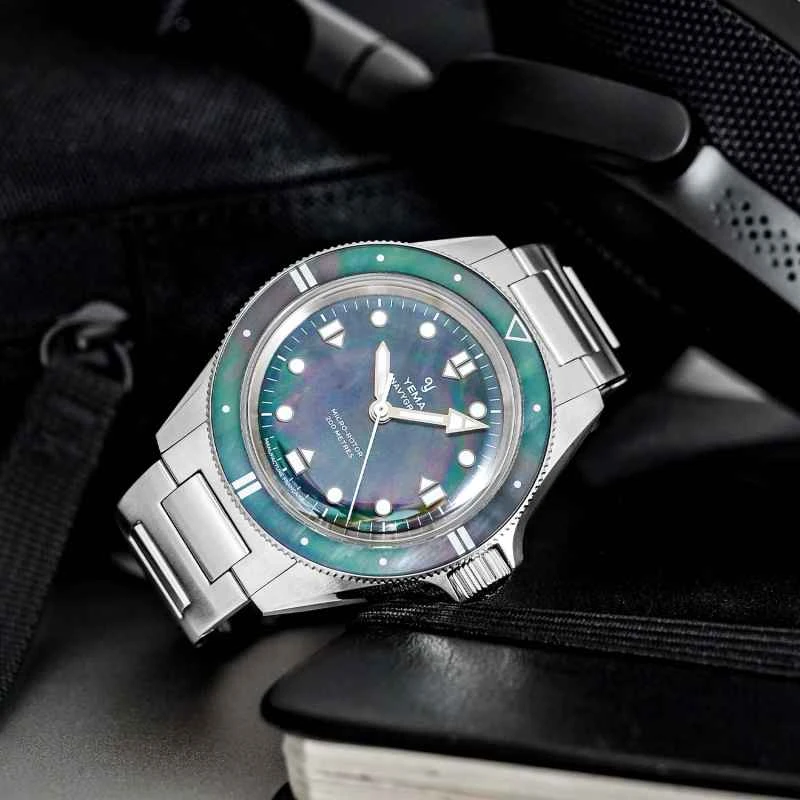 イエマがネイビーグラフ パール CMM.20 ウォッチを発売：マザーオブパールで蘇ったクラシックなダイビングウォッチ