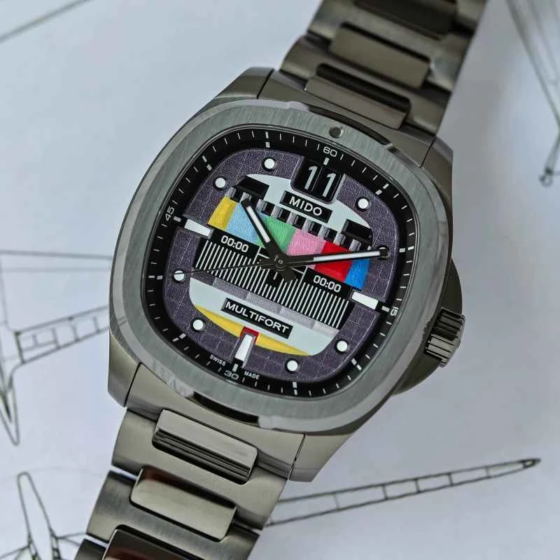 レトロなテレビを手首に着けましょう。Mido TV ビッグカレンダー S01E02 がビジュアル ゲームをお届けします。