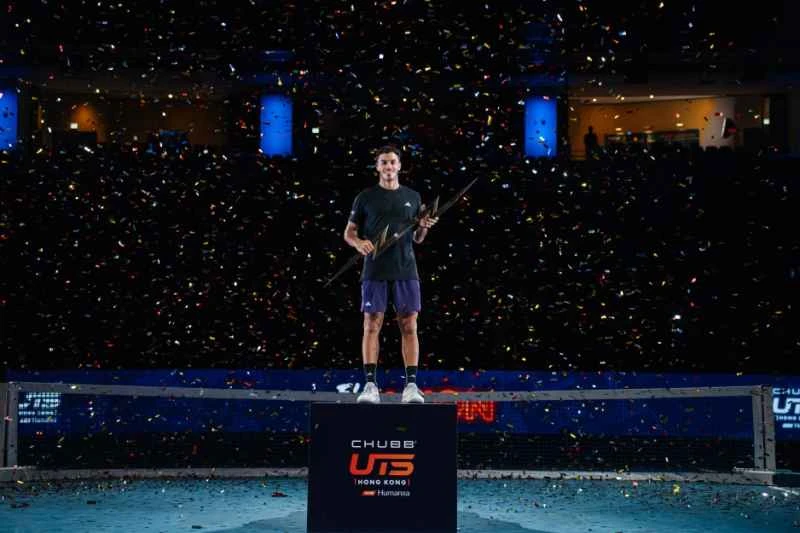 ZENITH品牌挚友、知名阿根廷网球运动员弗朗西斯科·塞伦多洛 (Francisco Cerúndolo) 获得2025 UTS 香港站冠军_1(1).jpg