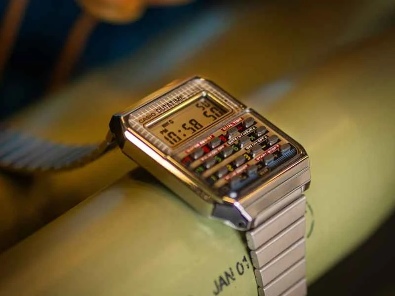 このカシオの時計を着けて未来へ旅しましょう。