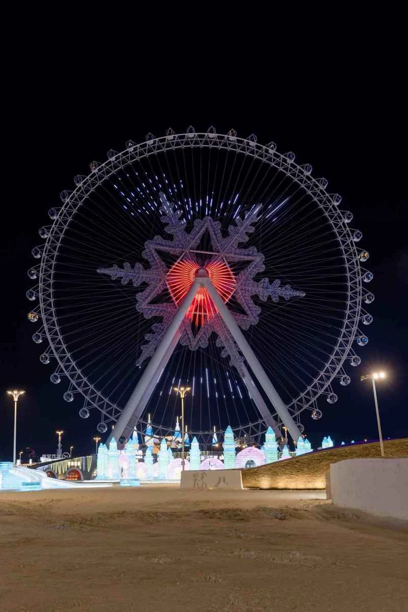 13.Chopard萧邦冰雕艺术装置亮相哈尔滨“冰雪大世界” 臻美珠宝化作冰雕艺术，丰沛情感点亮璀璨冰城.jpg