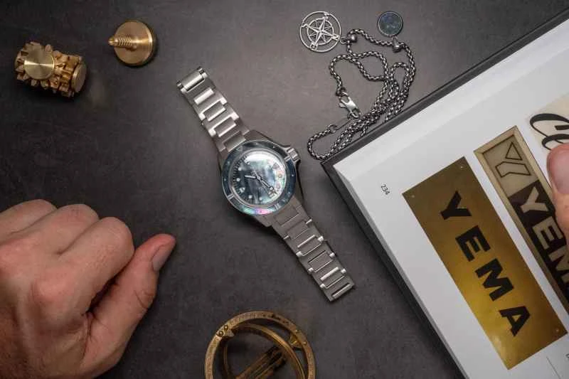 イェマのダイバーズウォッチはとてもエレガントで、ダイバーズウォッチには全く見えません。