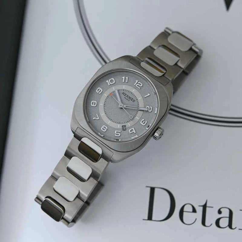 スポーティシックが復活。チタンケースを備えた新しい時計、エルメス H08 は、象徴的な色彩を再解釈しています。